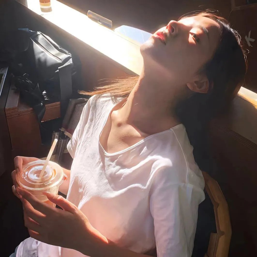 驼背人与舞女